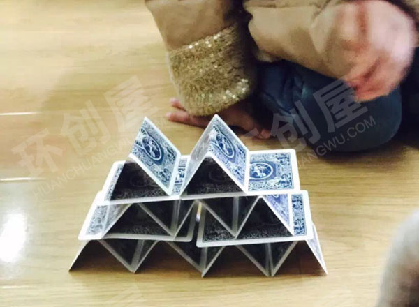 幼儿园建构区扑克牌垒高图片