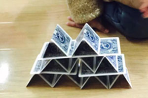 幼儿园建构区扑克牌垒高图片