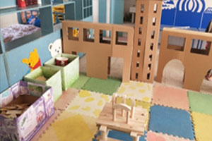 幼儿园建构区废物利用搭高楼图片7张