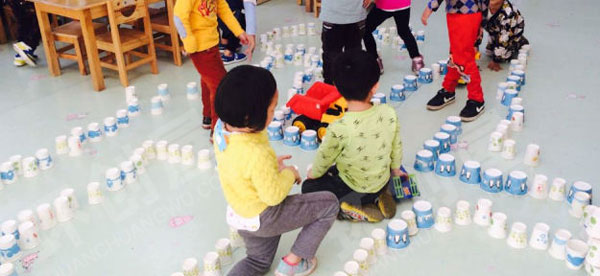 幼儿园建构区废物利用纸杯修路开汽车图片