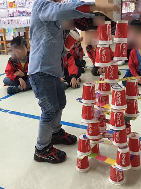 幼儿园建构区废物利用搭杯塔图片