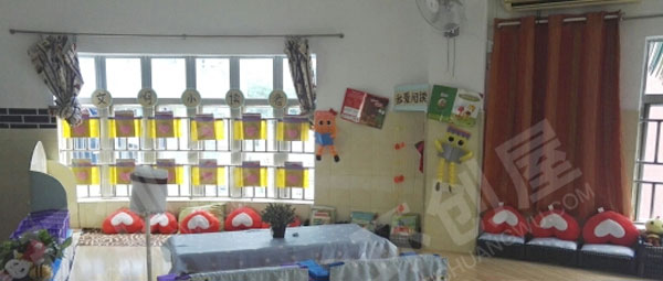 幼儿园走廊里的温馨阅读区图片
