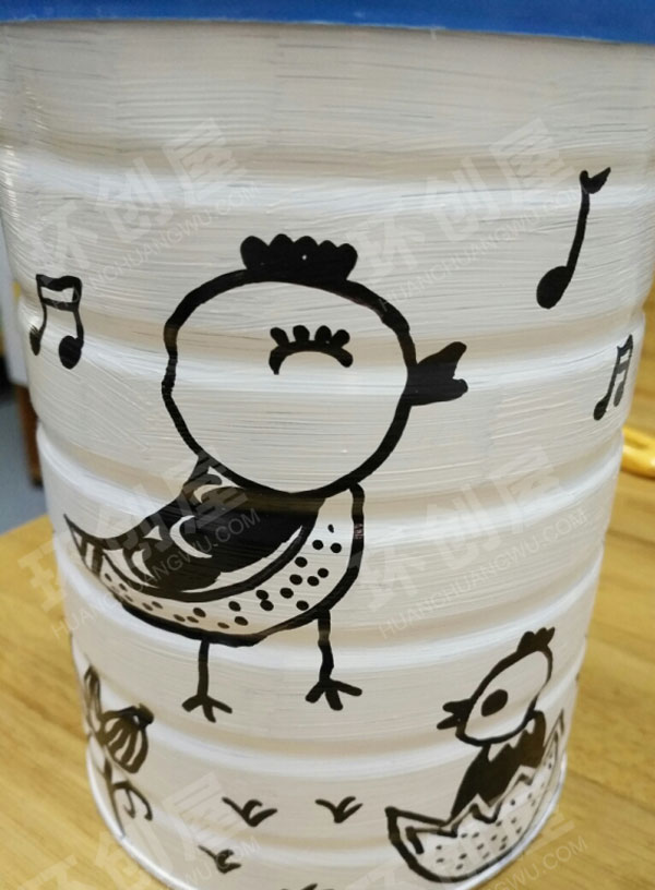 幼儿园美工区利用废旧奶粉罐作画图片
