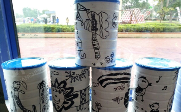 幼儿园美工区利用废旧奶粉罐作画图片