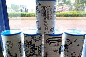 幼儿园美工区利用废旧奶粉罐作画图片5张