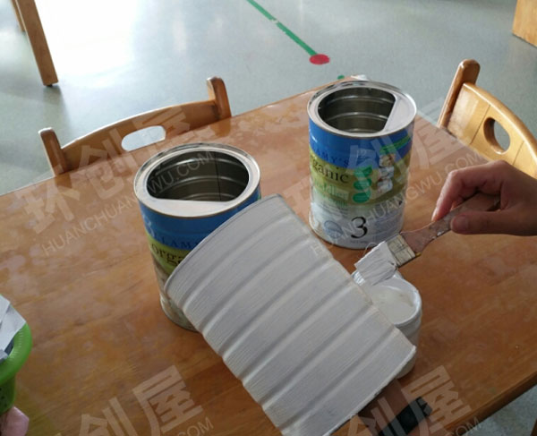 幼儿园美工区利用废旧奶粉罐作画图片