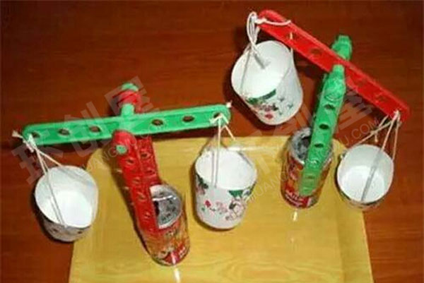 幼儿园科学区自制玩具天平图片