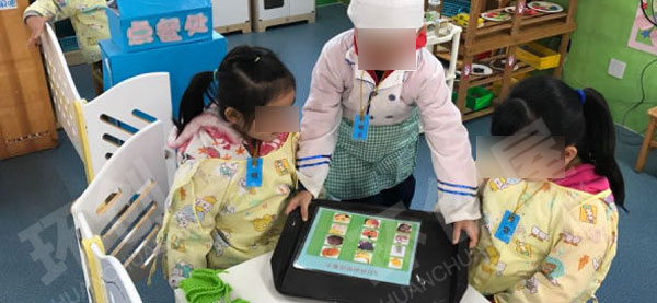 幼儿园角色游戏选美食进餐环创图片