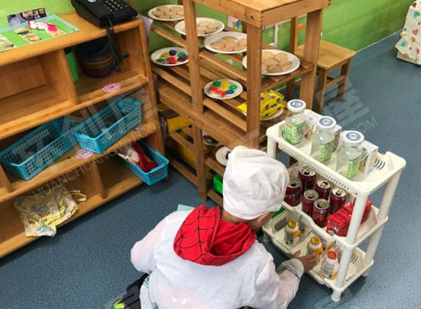 幼儿园角色游戏选美食进餐环创图片