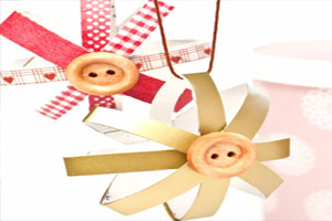 幼儿园工艺品DIY花朵吊饰图片2张