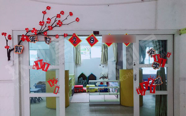 幼儿园环创新年门窗喜庆装饰图片