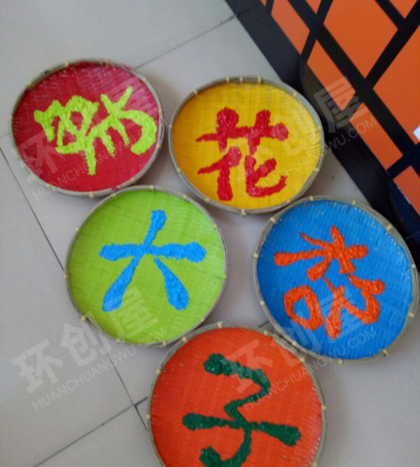 幼儿园走廊墙面绘本宣传花格子大象图片