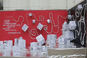 幼儿园废物利用纸箱展台作品展示图片3张