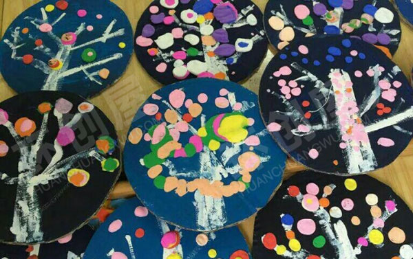 幼儿园平面泥塑开满鲜花的树作品展示图片
