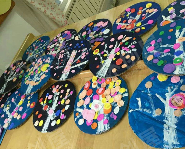 幼儿园平面泥塑开满鲜花的树作品展示图片