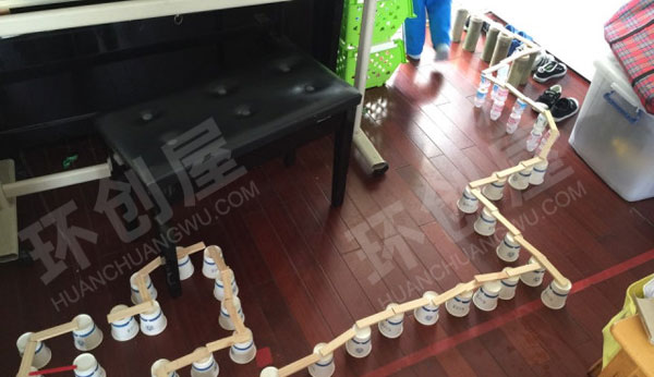 幼儿园建构区大积木与纸杯的构建图片