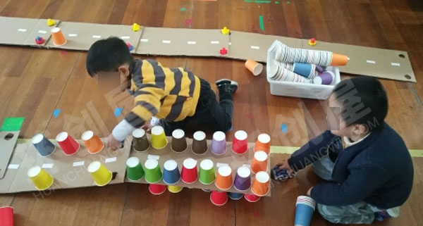 幼儿园建构区纸杯搭建游戏图片