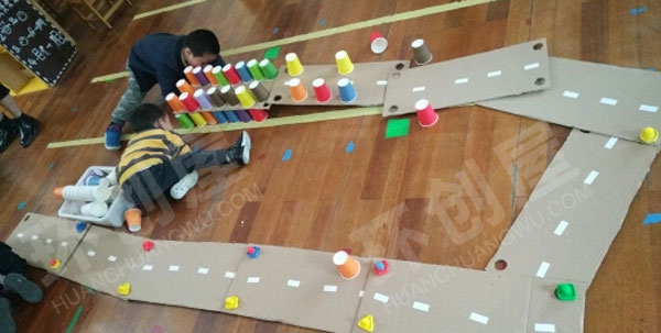 幼儿园建构区纸杯搭建游戏图片