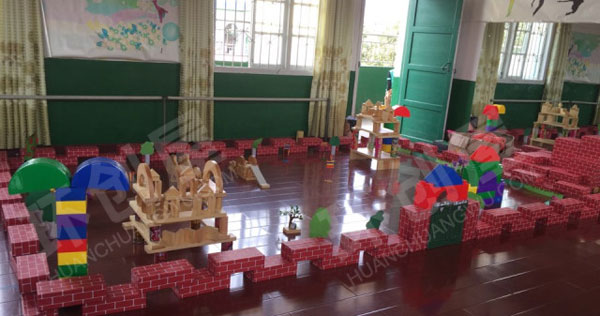 幼儿园建构区乐高积木搭建城墙高楼图片
