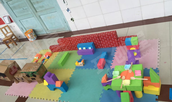 幼儿园建构区乐高积木搭建城墙高楼图片