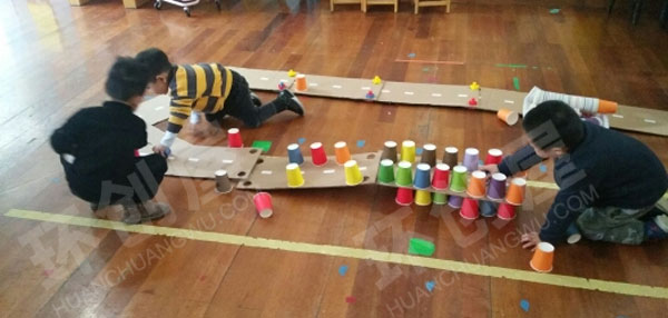 幼儿园建构区纸杯搭建游戏图片