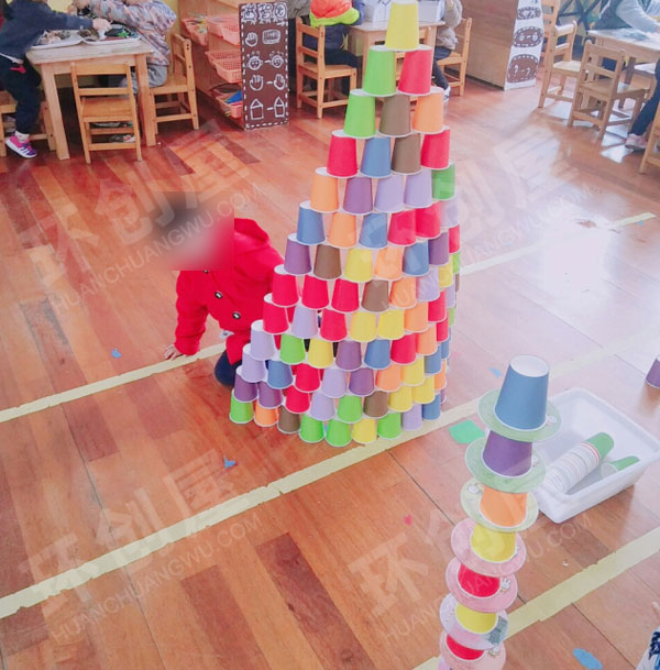幼儿园建构区纸杯搭建游戏图片