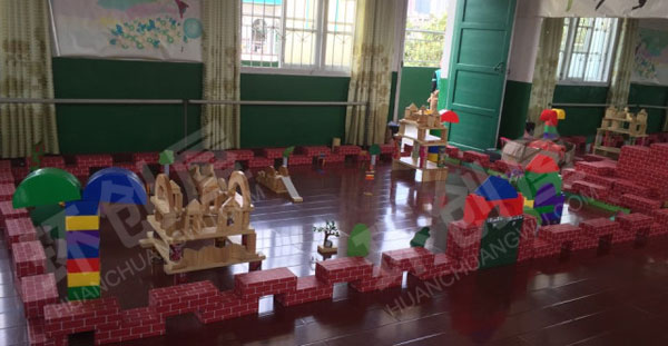 幼儿园建构区乐高积木搭建城墙高楼图片