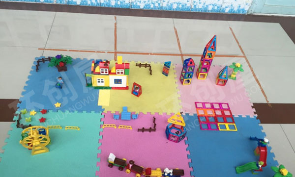 幼儿园建构区乐高积木搭建城墙高楼图片