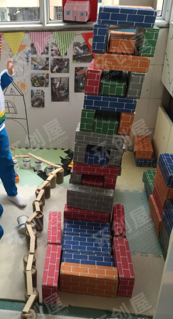幼儿园建构区大积木与纸杯的构建图片