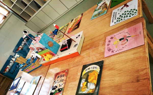 幼儿园阅读区温馨的绘本馆图片