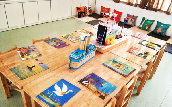 幼儿园阅读区温馨的绘本馆图片