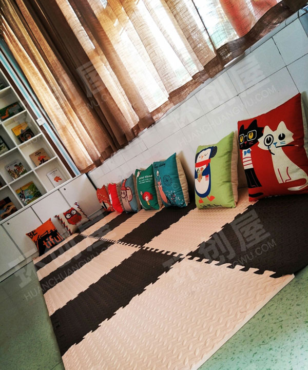幼儿园阅读区温馨的绘本馆图片