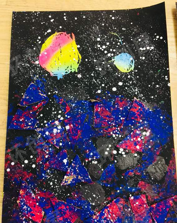 幼儿园美工区星空水粉喷洒画图片