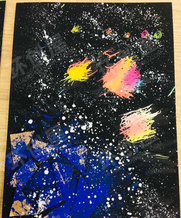 幼儿园美工区星空水粉喷洒画图片