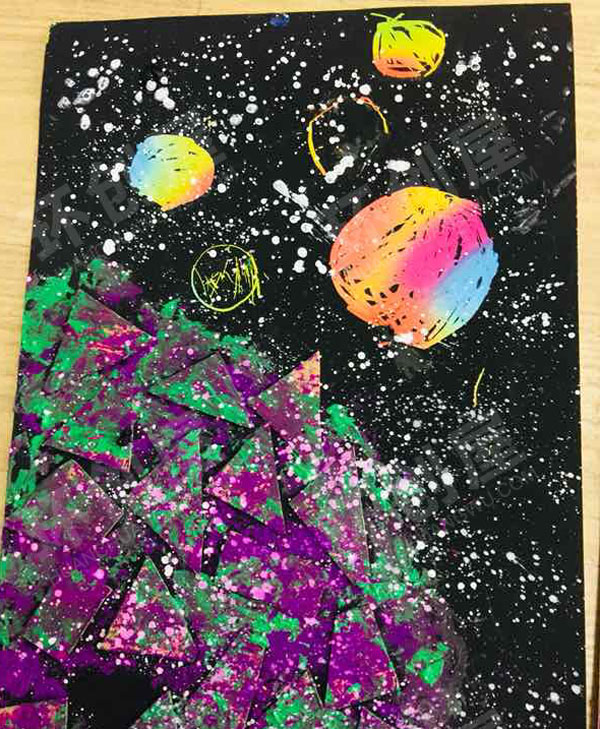 幼儿园美工区星空水粉喷洒画图片