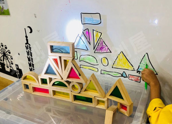 幼儿园科学区投射的彩色积木影子图片
