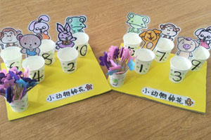 幼儿园益智区插花穿冰糖葫芦图片2张