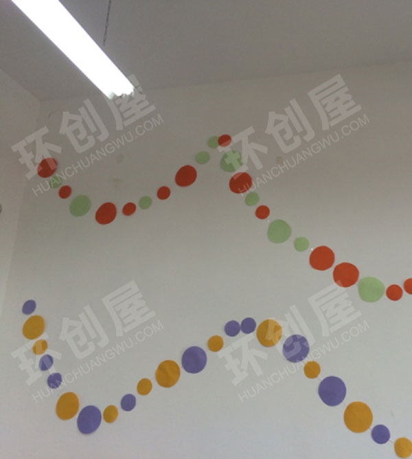 幼儿园薄页纸彩虹波点墙面挂饰图片