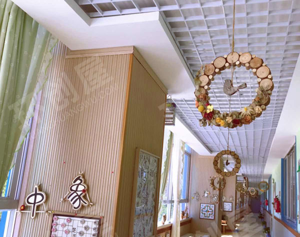 幼儿园走廊楼梯田园风环创图片
