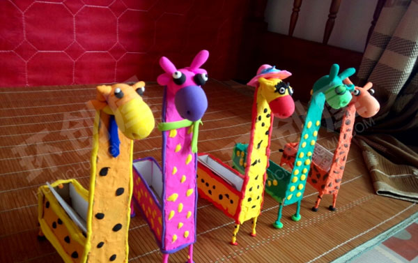 幼儿园作品展示黏土长颈鹿名片槽图片