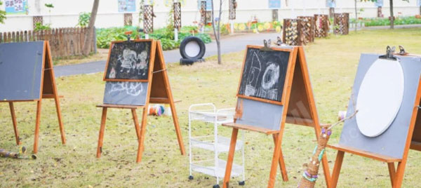 幼儿园户外大树下的艺术展涂鸦环创图片