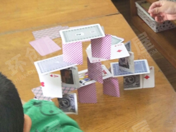 幼儿园建构区纸杯扑克牌游戏图片