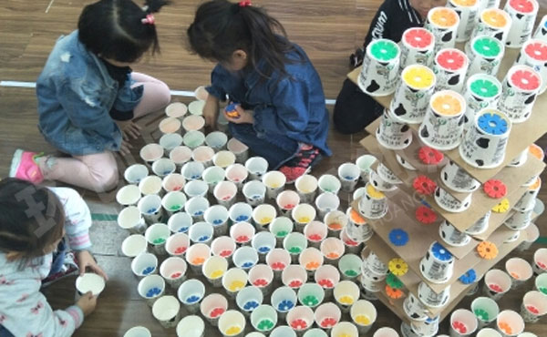 幼儿园建构区纸杯扑克牌游戏图片