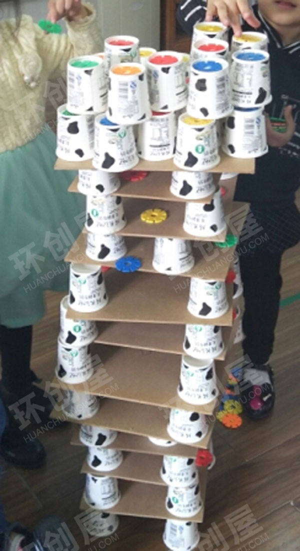 幼儿园建构区纸杯扑克牌游戏图片