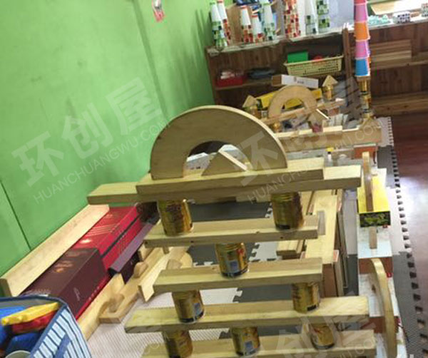 幼儿园大积木纸杯饮料罐搭建游戏图片