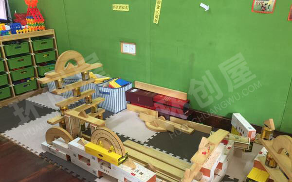 幼儿园大积木纸杯饮料罐搭建游戏图片