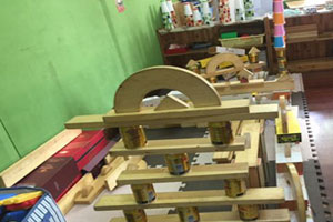 幼儿园大积木纸杯饮料罐搭建游戏图片3张