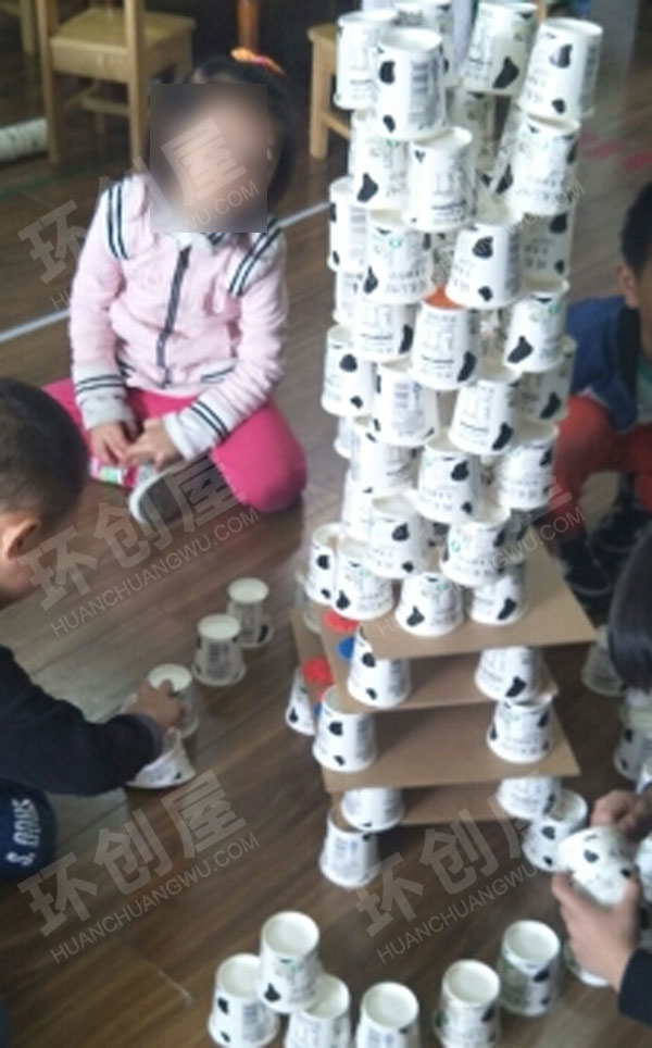 幼儿园建构区纸杯扑克牌游戏图片
