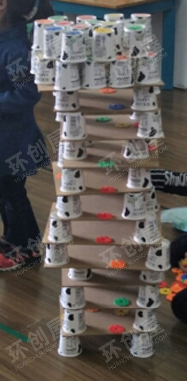 幼儿园建构区纸杯扑克牌游戏图片