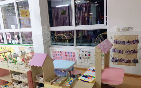 幼儿园粉嫩粉嫩的阅读一角图片